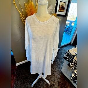 FREE PEOPLE OVERSIZED WHITE LONG SLEEVE TOP. SIZE MEDIUM.  BUST 40/50